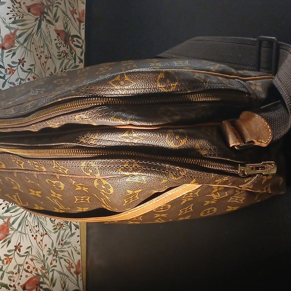 AUTHENTIC LOUIS VUITTON MONOGRAM DOUBLE COMARTMENT TRAVEL BAG. - Picture 13 of 16